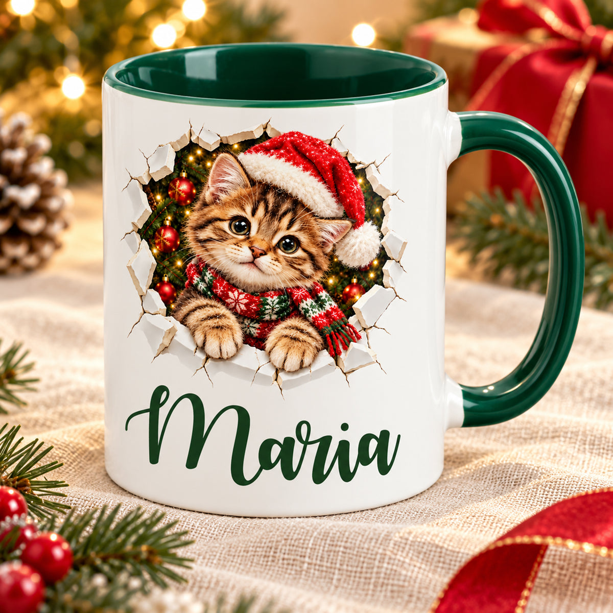 Weihnachtstasse mit Katze und Wunschname schräg von vorn, grüner Henkel und Innenraum sichtbar