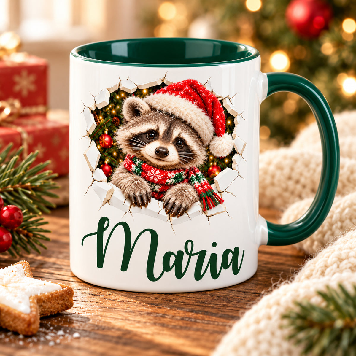 Personalisierte Weihnachtstasse mit Waschbär-Motiv und grünem Henkel in einer weihnachtlichen Wohnszene