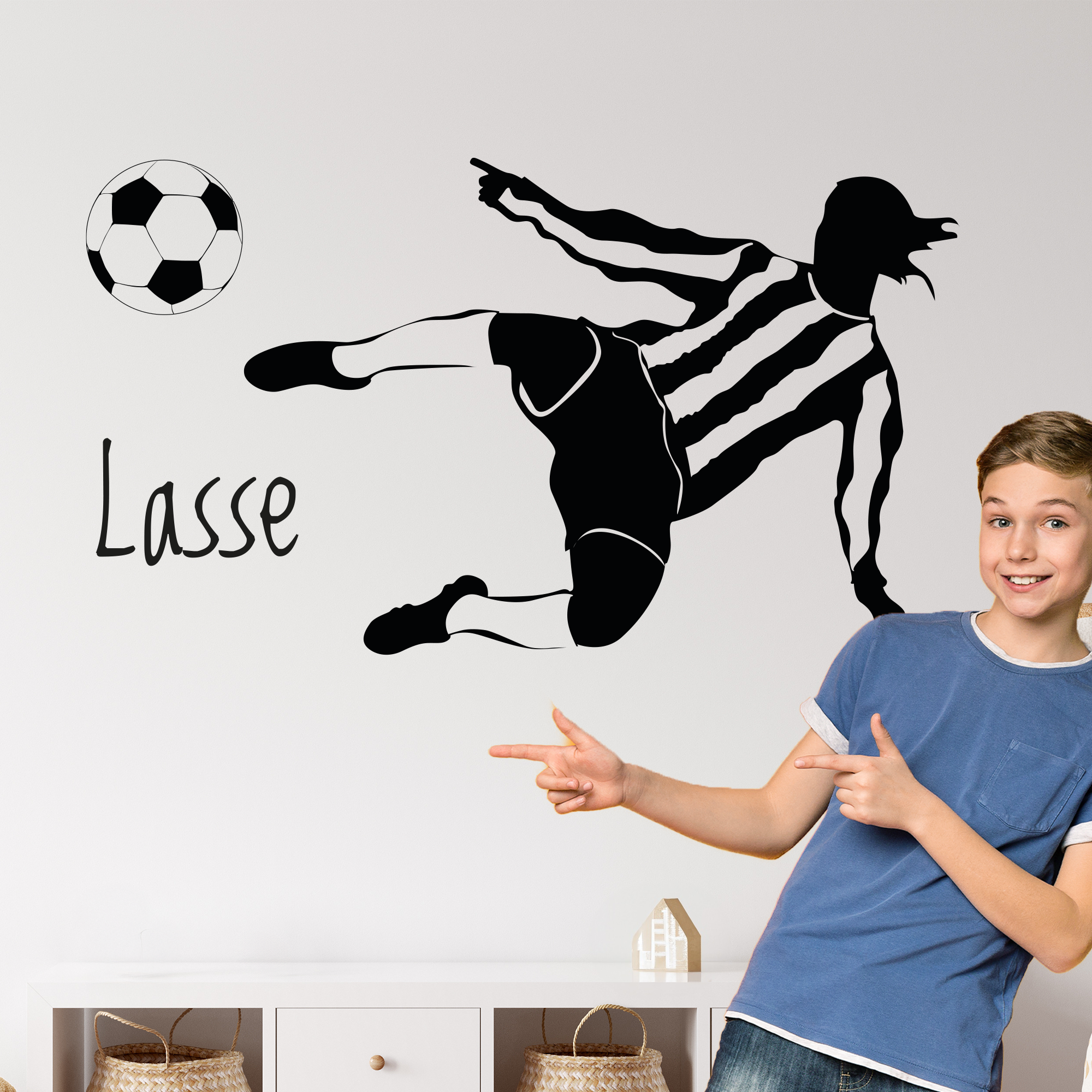 Wandtattoo eines Fußballspielers in Schwarz mit Namen Lasse.
