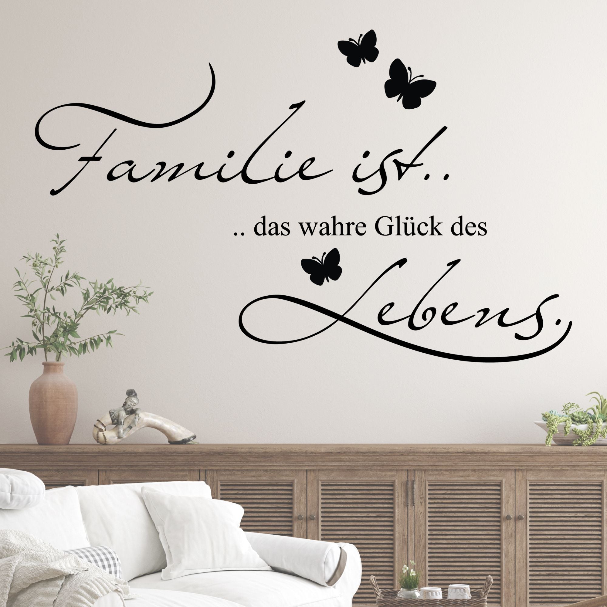 Wandtattoo mit schwarzer Schrift und Schmetterlingen.