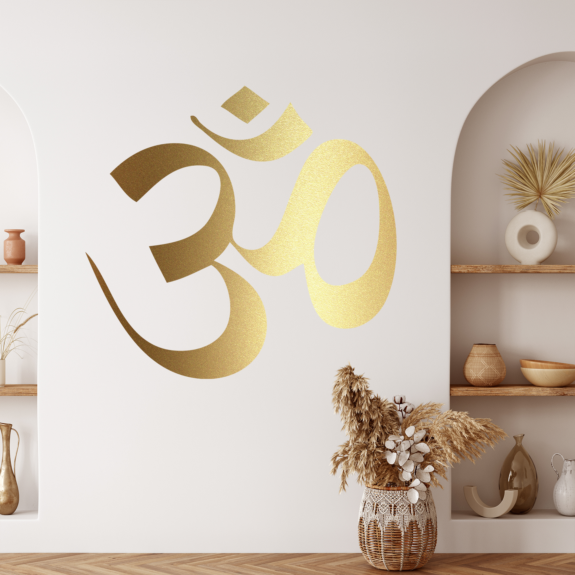 Wandtattoo Goldenes Om-Symbol an weißer Wand.