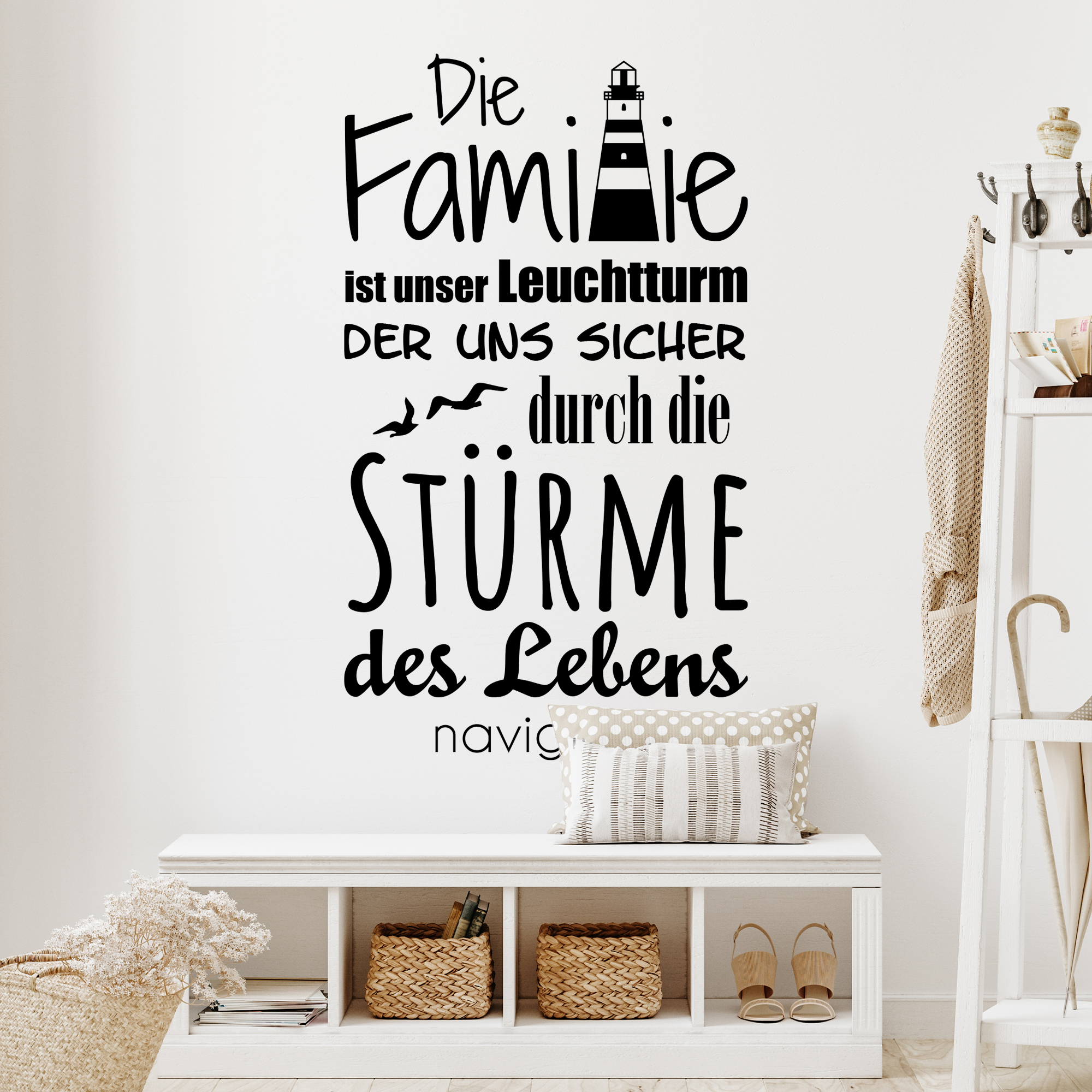 Wandtattoo mit Leuchtturm und Familienbotschaft in Schwarz.