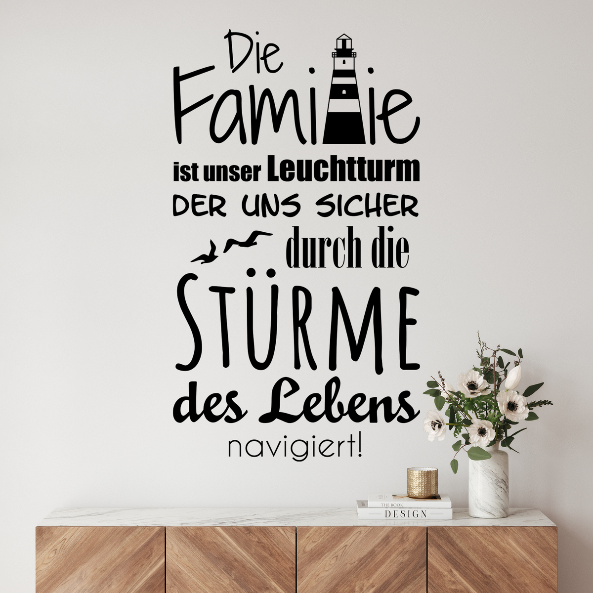 Wandtattoo in Schwarz mit Leuchtturm-Motiv und Familienbotschaft.