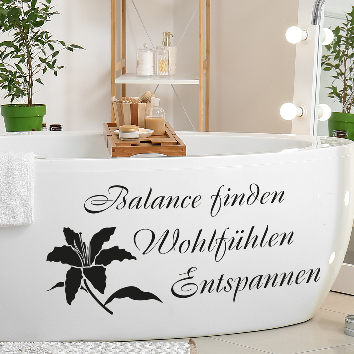 Schwarzer Wandaufkleber mit Schriftzug in Badewanne.