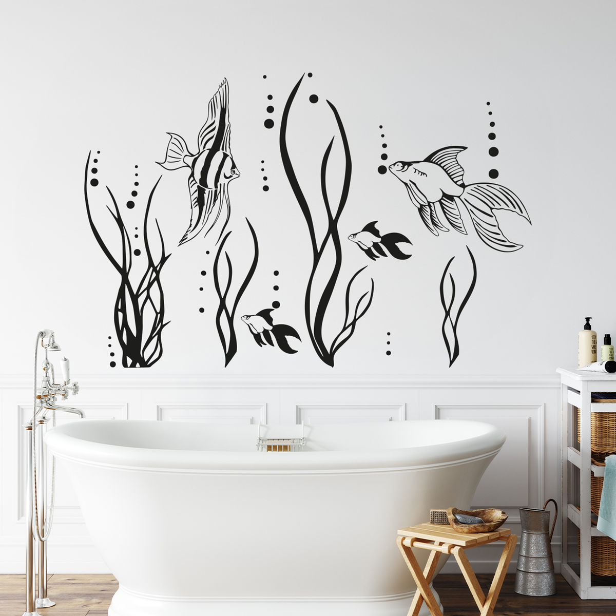 Schwarze Wandtattoos von Fischen und Wasserpflanzen.