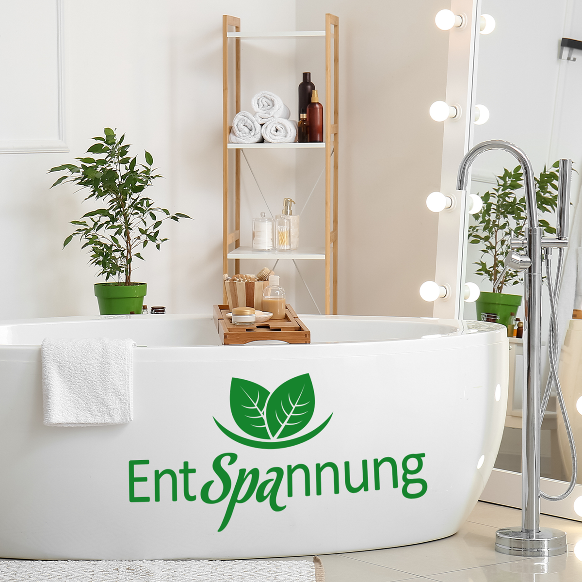 Weiße Badewanne mit grüner Schrift "Entspannung" und Pflanzen.