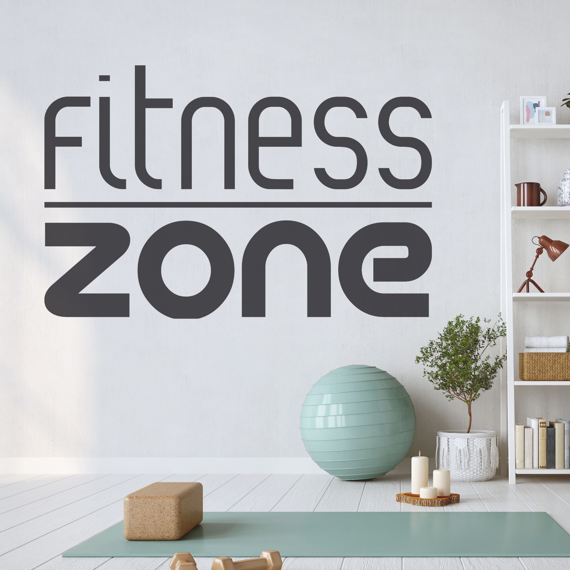 Fitness Zone Wandgestaltung mit mintgrünem Gymnastikball.