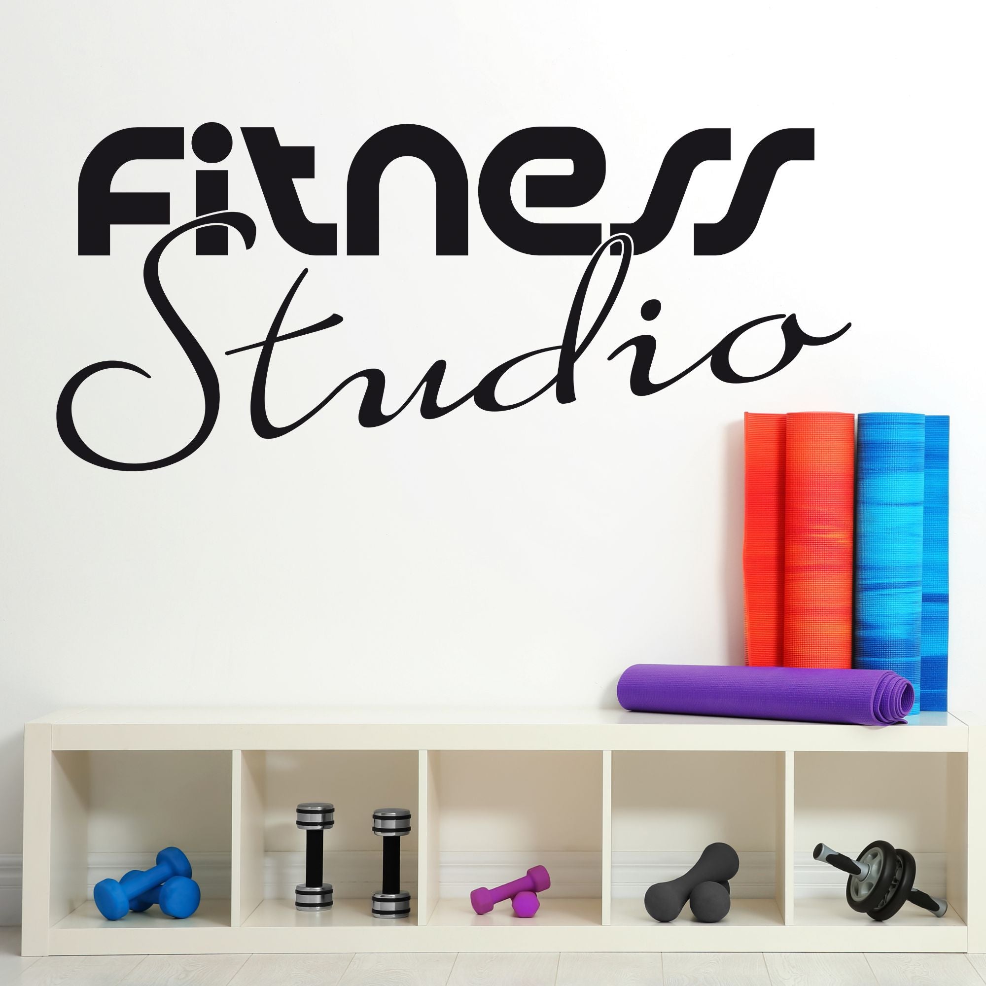 Fitness Studio Wandgestaltung mit bunten Yogamatten und Hanteln.