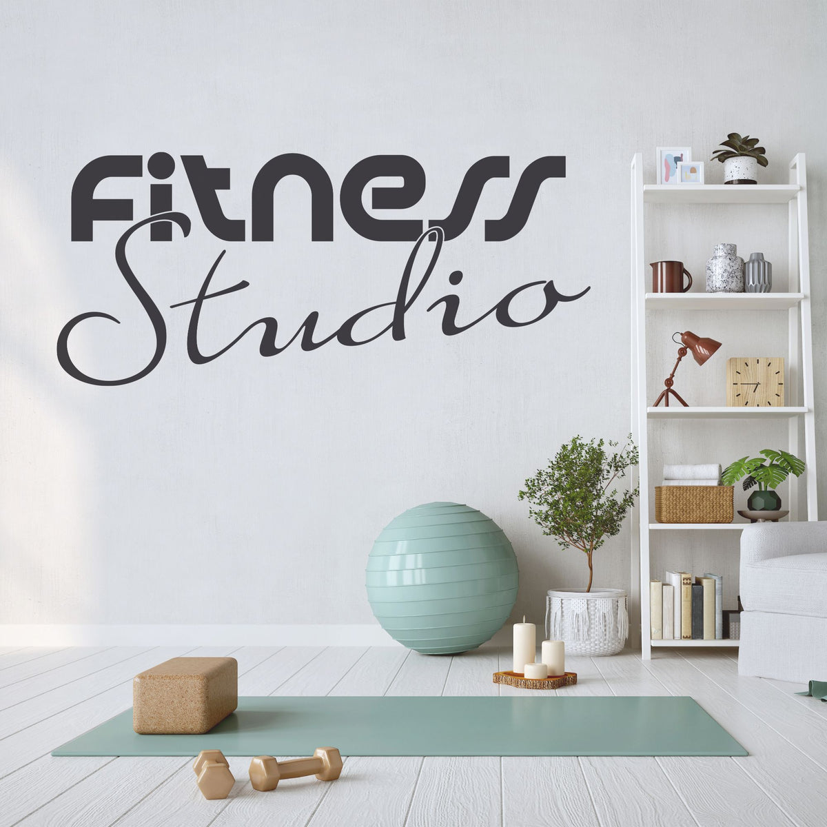 Fitness Studio Wandgestaltung, mintgrüner Gymnastikball, Holzblock, Yogamatte.