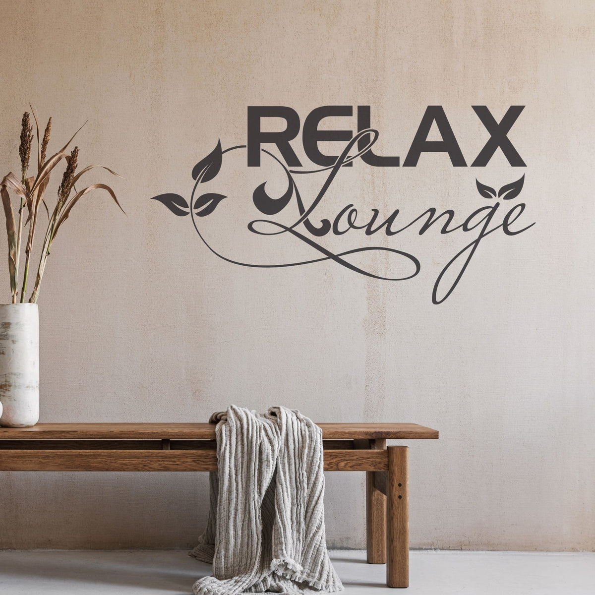 Wandtattoo "RELAX Lounge" in Schwarz, Holzbank mit Decke.
