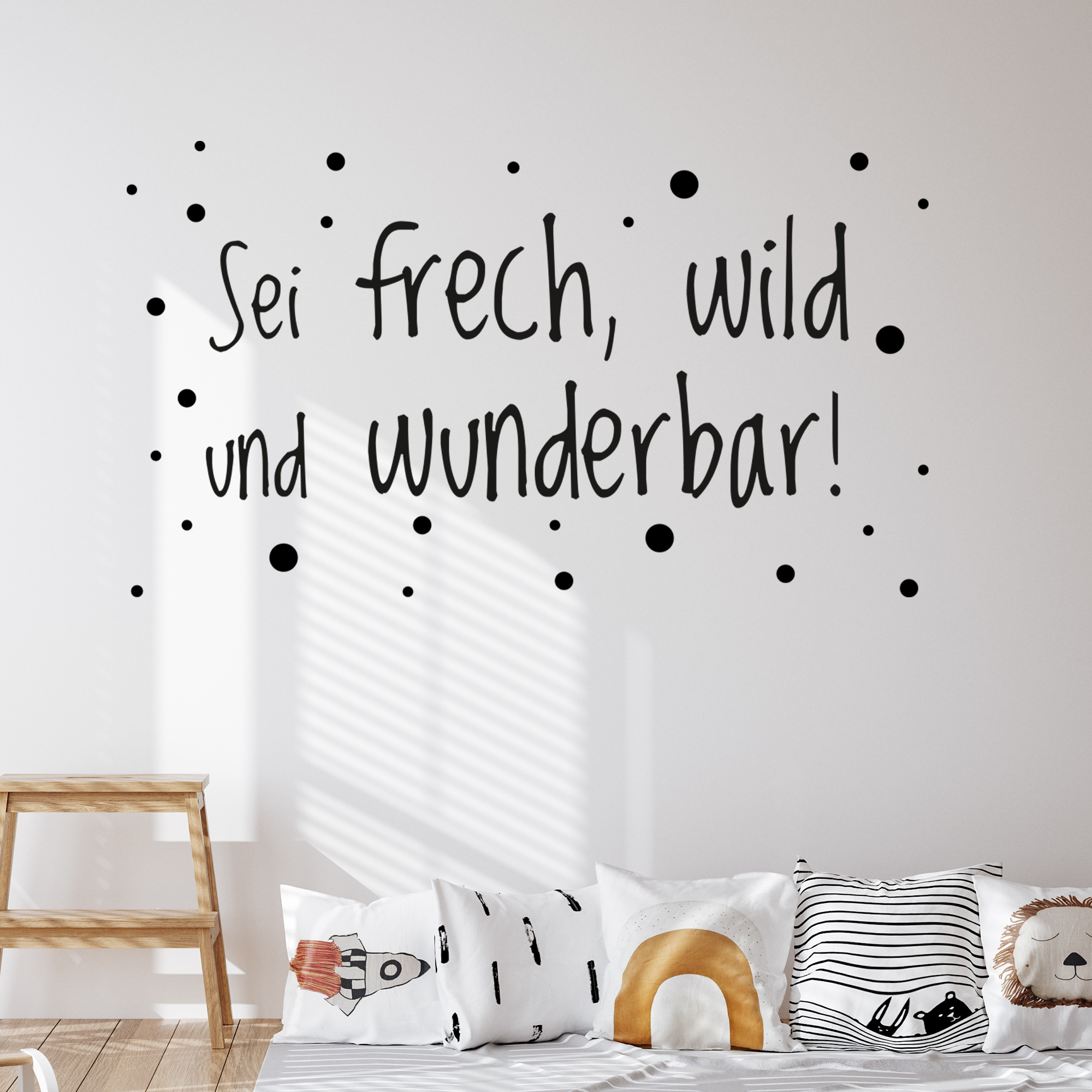 Schwarzer Wandaufkleber mit Spruch und Punkten.
