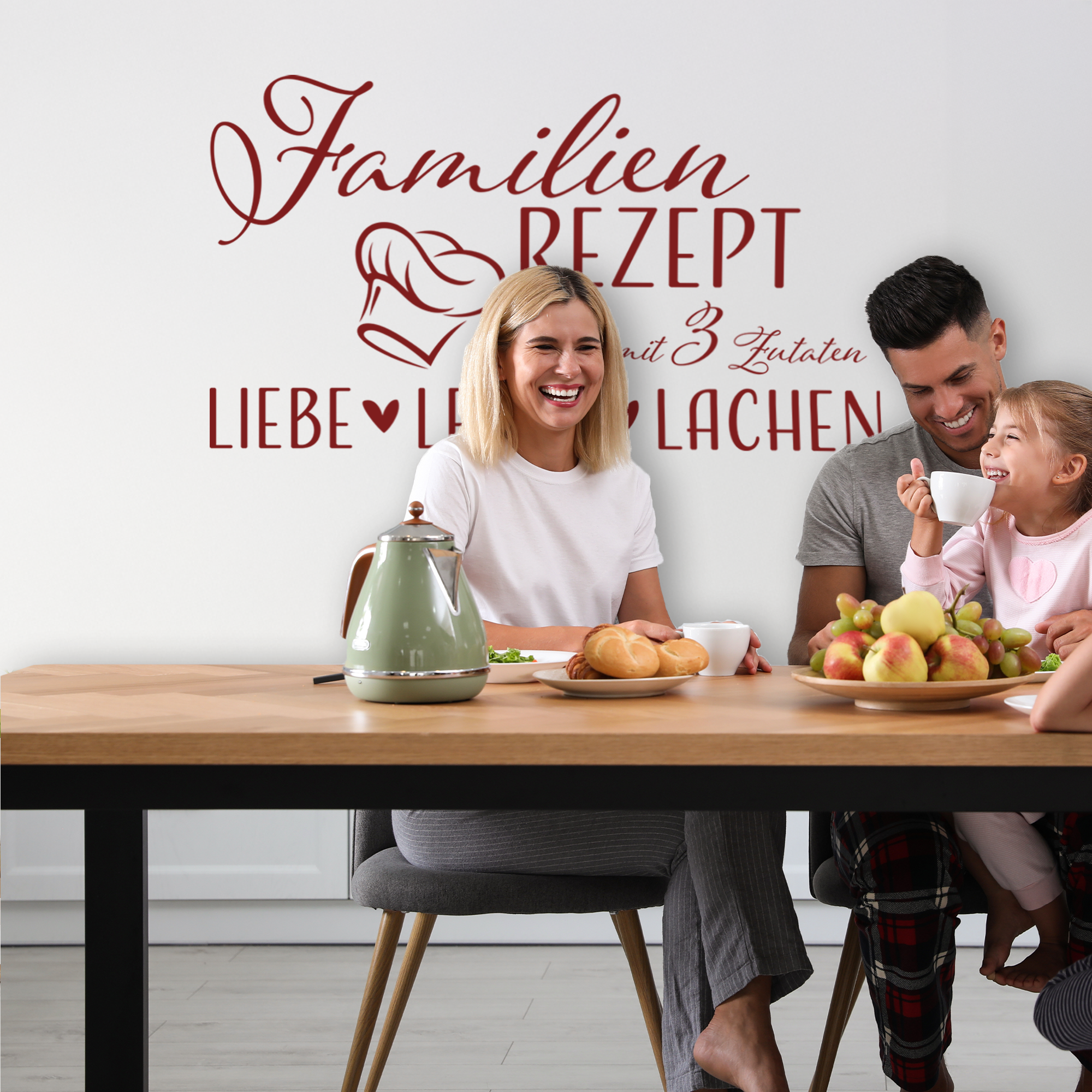 Familienrezept Wanddeko in Rot, Familie am Tisch mit Obst.
