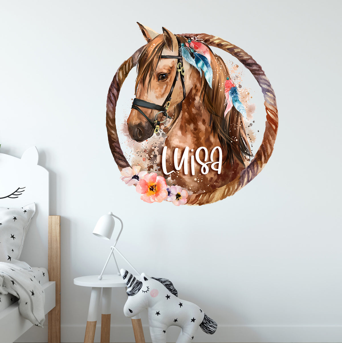 Wandtattoo mit Pferdekopf im Hufeisen und Wunschname über Kinderbett