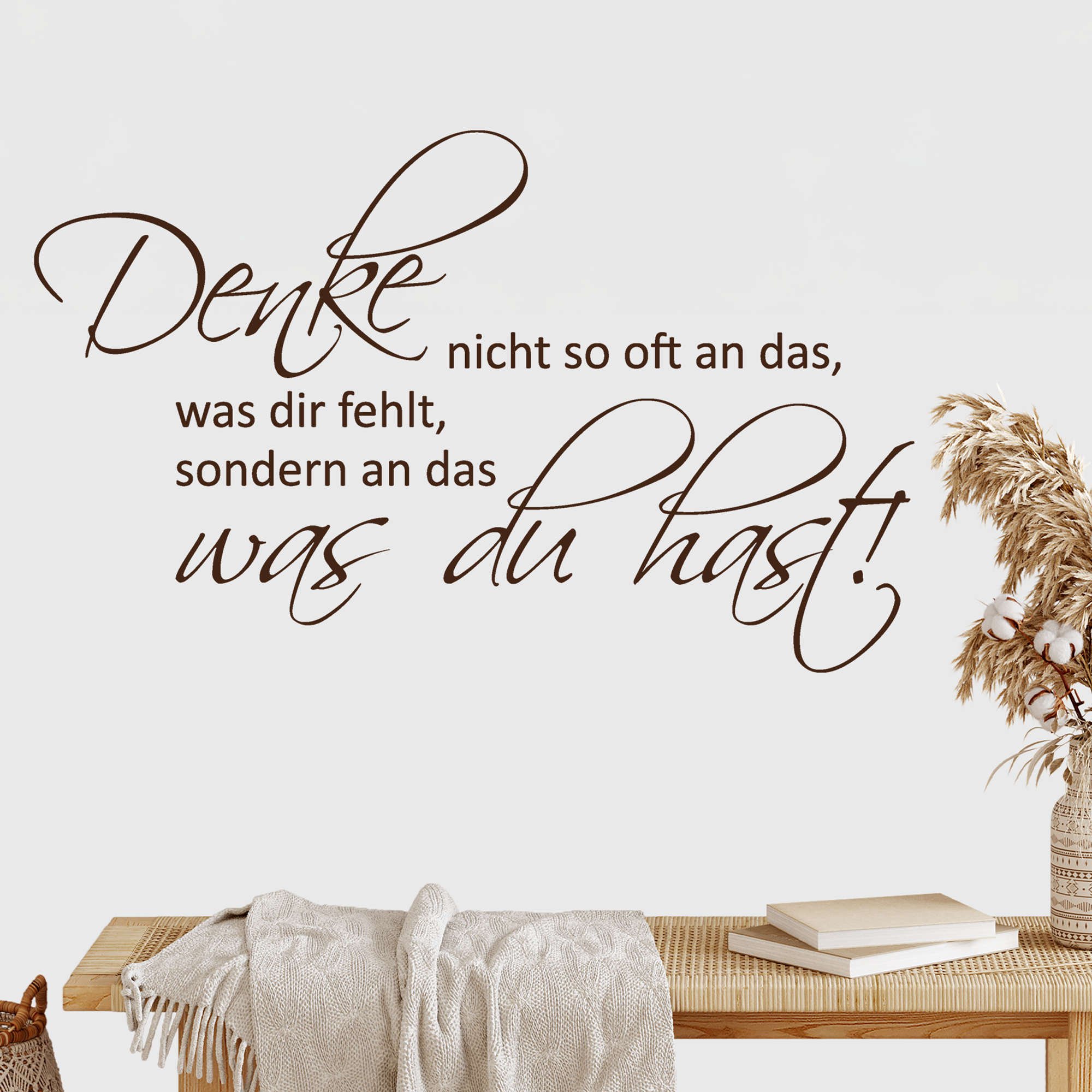 Wandtattoo in brauner Schrift mit inspirierendem Spruch.