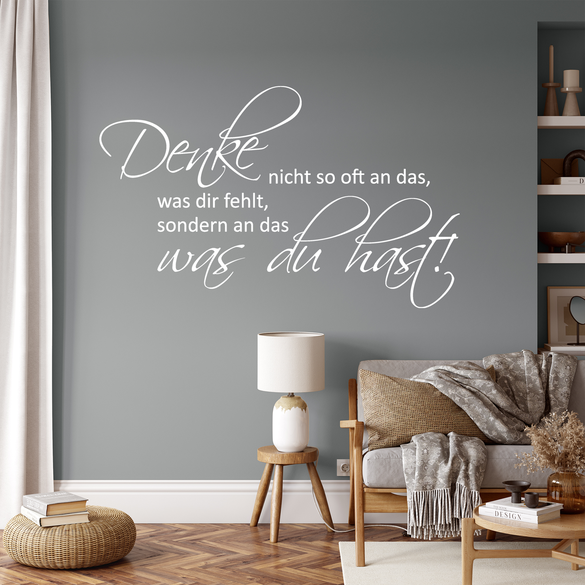 Wandtattoo in Weiß mit motivierendem Spruch auf grauem Hintergrund.