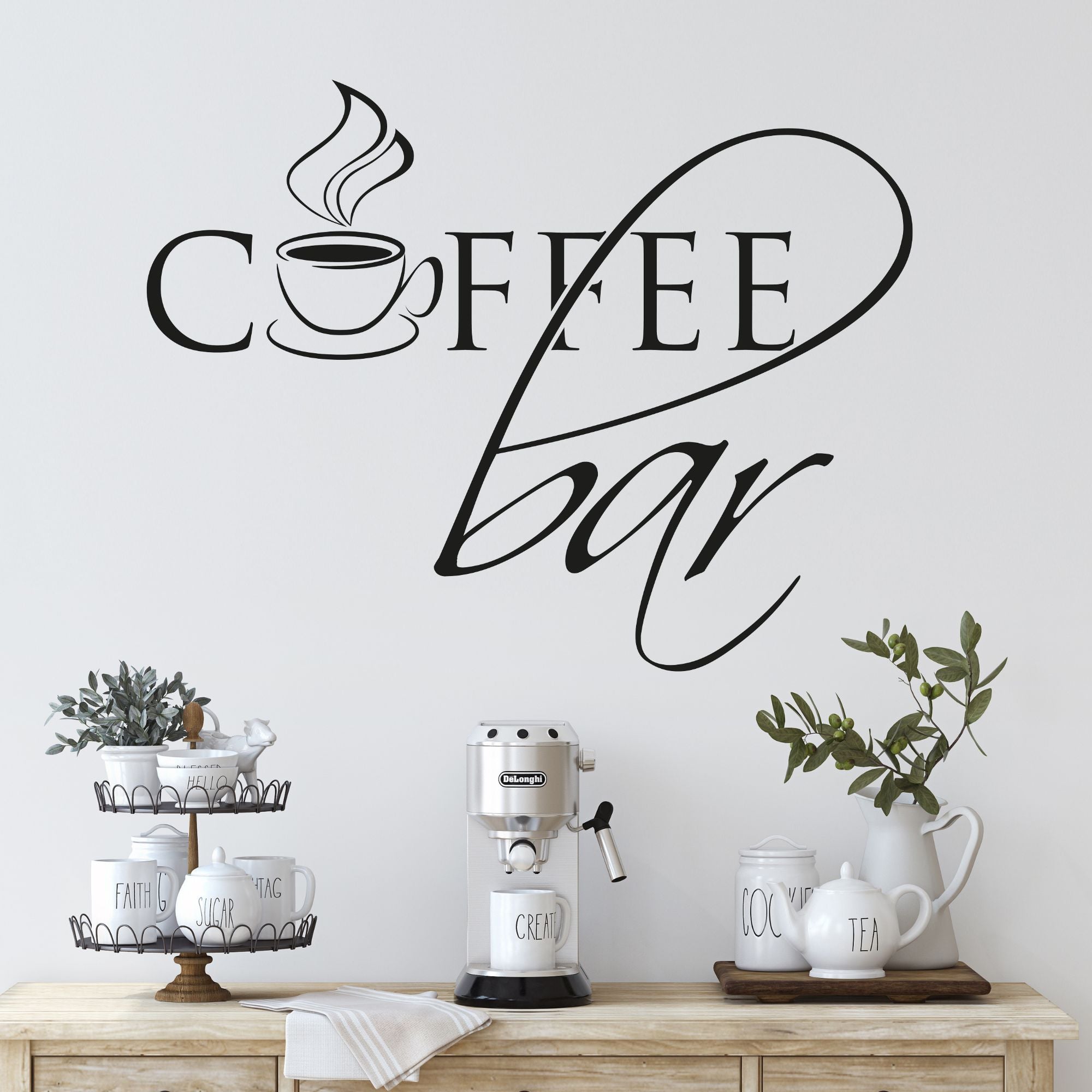 Schwarzer Wandaufkleber "Coffee Bar" mit Kaffeetasse.