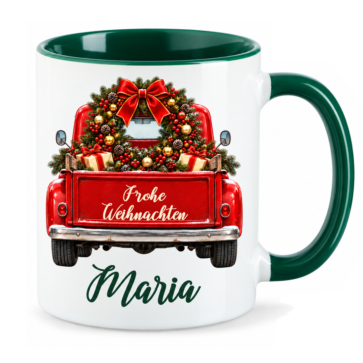 Weiß-grüne Weihnachtstasse mit rotem Truck, Motiv Weihnachtskranz, Weihnachtsgruß und einem Namen in grüner Schreibschrift vor weißem Hintergrund.