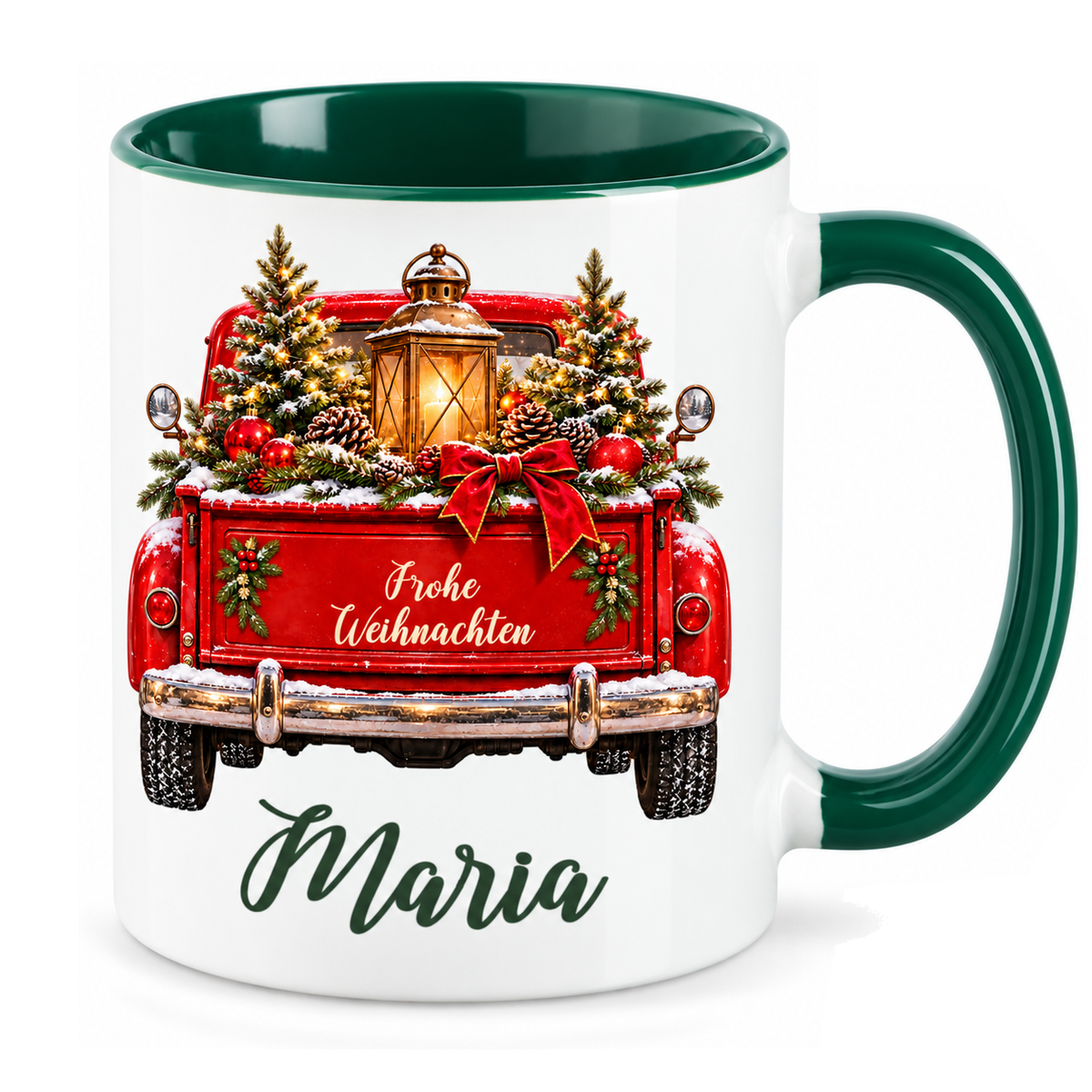 Weiß-grüne Weihnachtstasse mit rotem Truck, Motiv Winterlaterne, Weihnachtsgruß und einem Namen in grüner Schreibschrift vor weißem Hintergrund.
