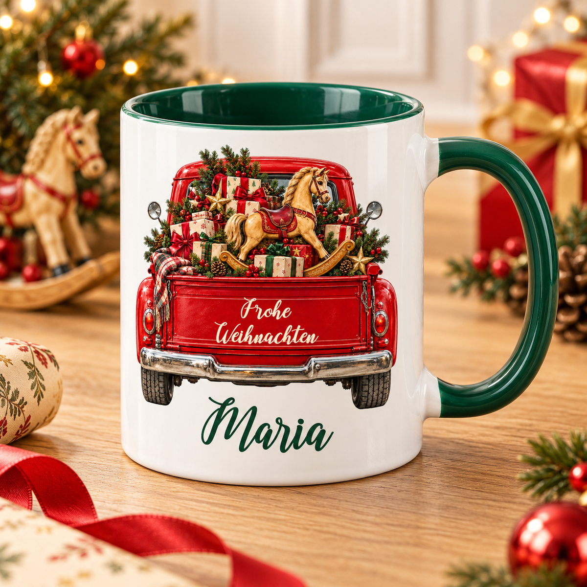 Weiß-grüne Weihnachtstasse mit rotem Truck, Motiv Schaukelpferd und Geschenke, Weihnachtsgruß und einem Namen in grüner Schreibschrift auf einem Tisch in einer warmen weihnachtlichen Umgebung.