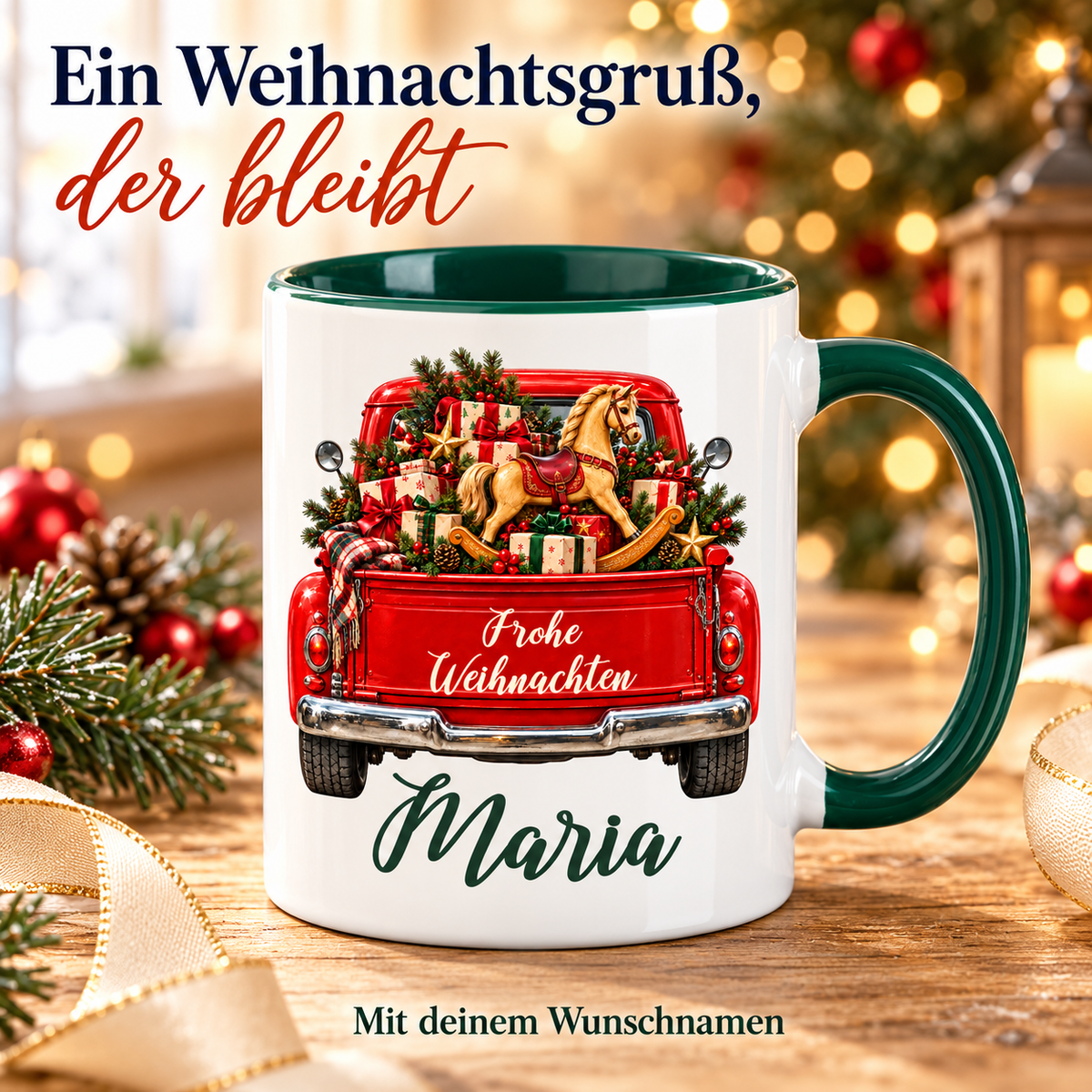 Weiß-grüne Weihnachtstasse mit rotem Truck, Schaukelpferd, Geschenken und Wunschname, neben goldenen Geschenkbändern im weihnachtlichen Ambiente.