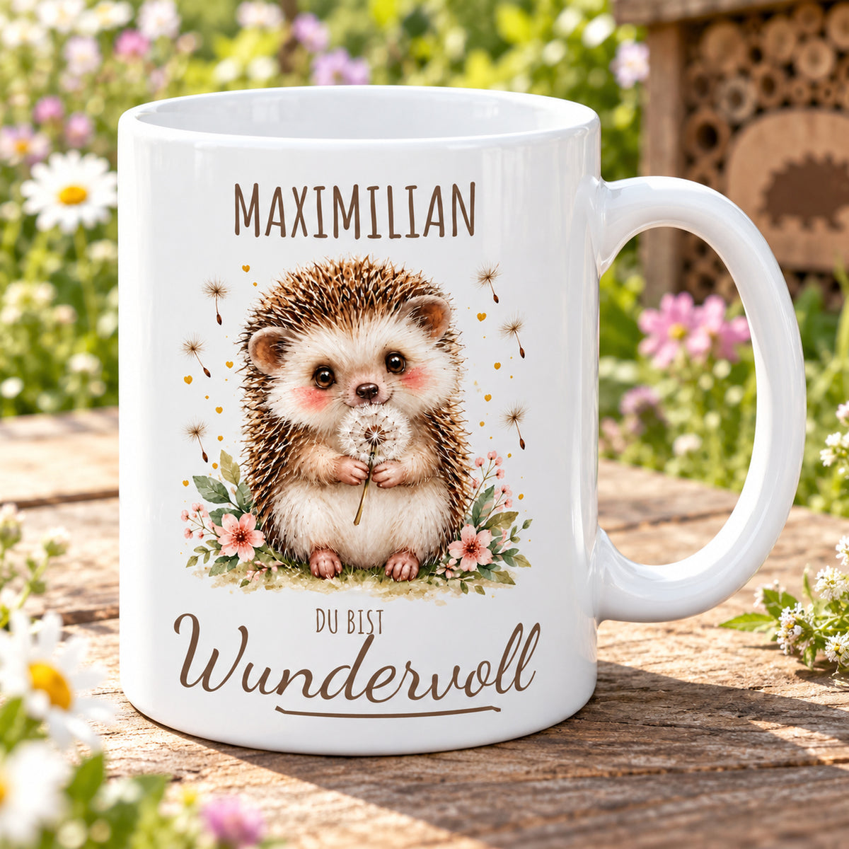 Schrägansicht: weiße Igel-Tasse, 330 ml, mit Wunschname und Du bist Wundervoll – Beispielname Maximilian