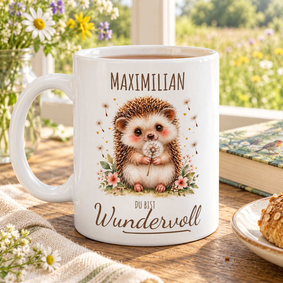 Alltagsansicht: weiße Igel-Tasse, 330 ml, mit Wunschname und Du bist Wundervoll – Beispielname Maximilian