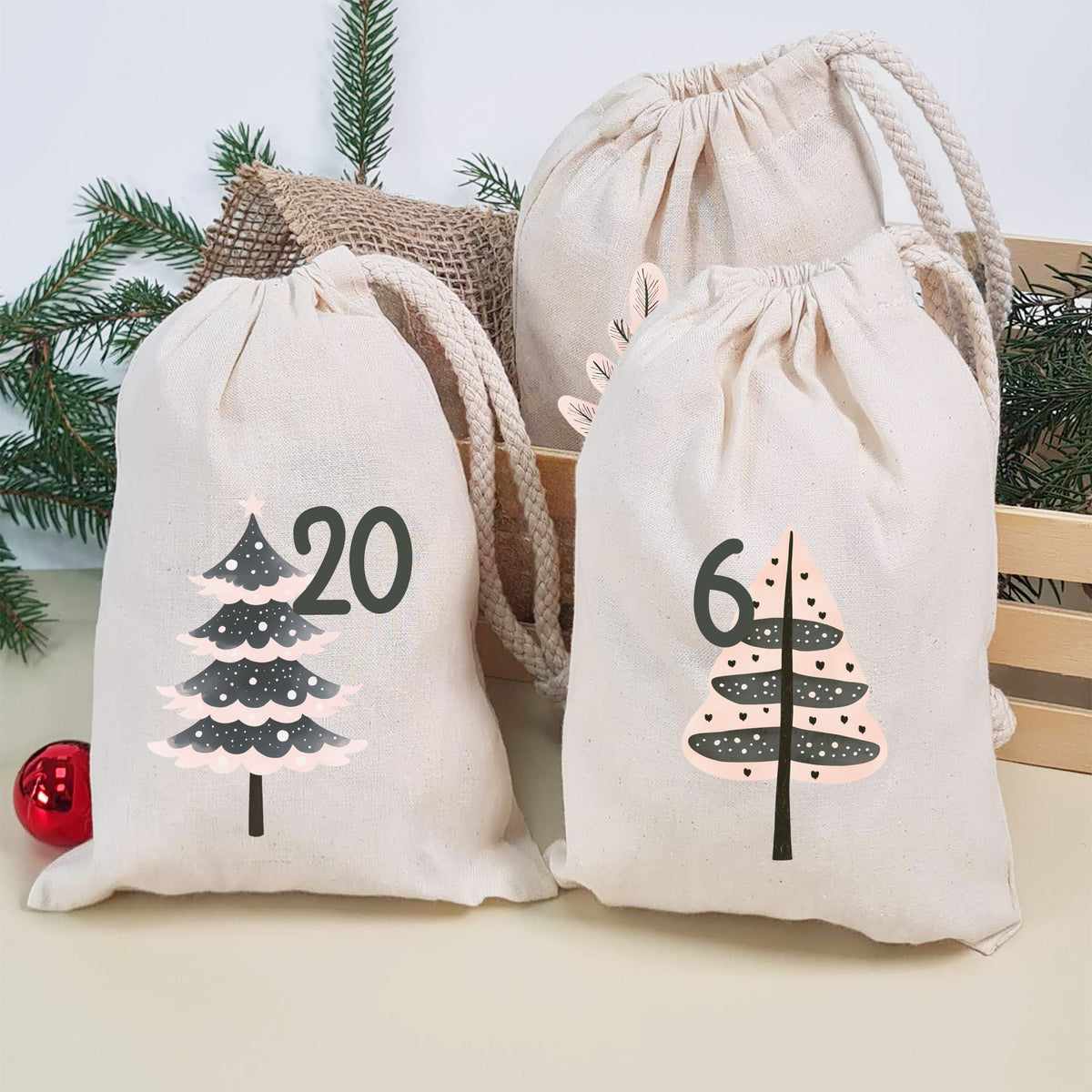 Adventskalender mit naturfarbenen Stoffbeuteln und roséfarbenen Weihnachtsbäumen