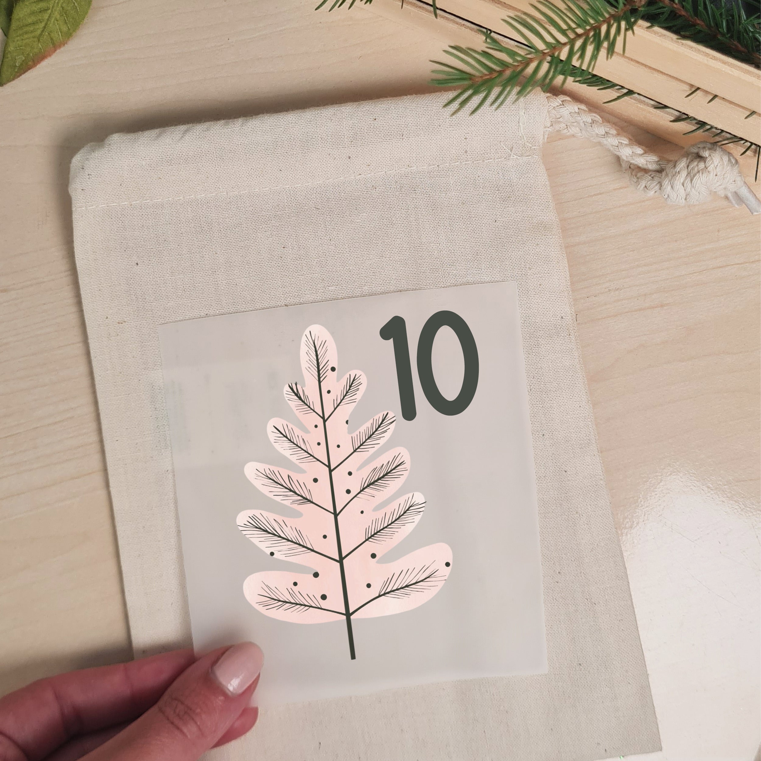 Roséfarbener Weihnachtsbaum mit Zahl 10 als Bügelbild auf einem Stoffbeutel