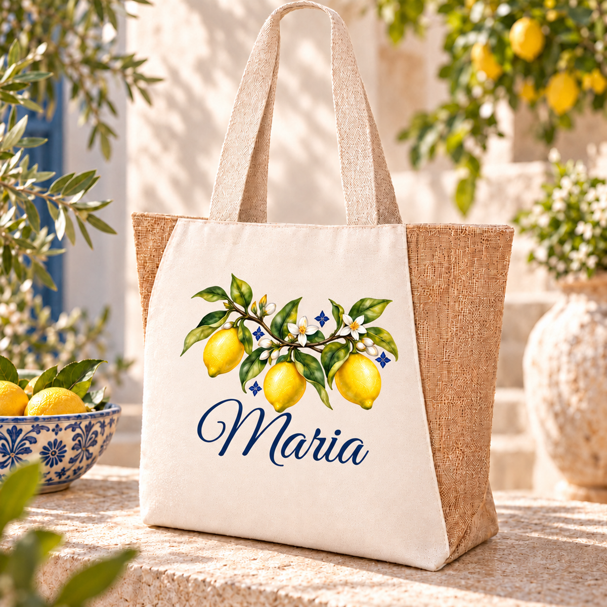 Naturfarbener Shopper mit drei Zitronen am waagerechten Zweig und blauem Wunschnamen auf einer mediterranen Steinablage.