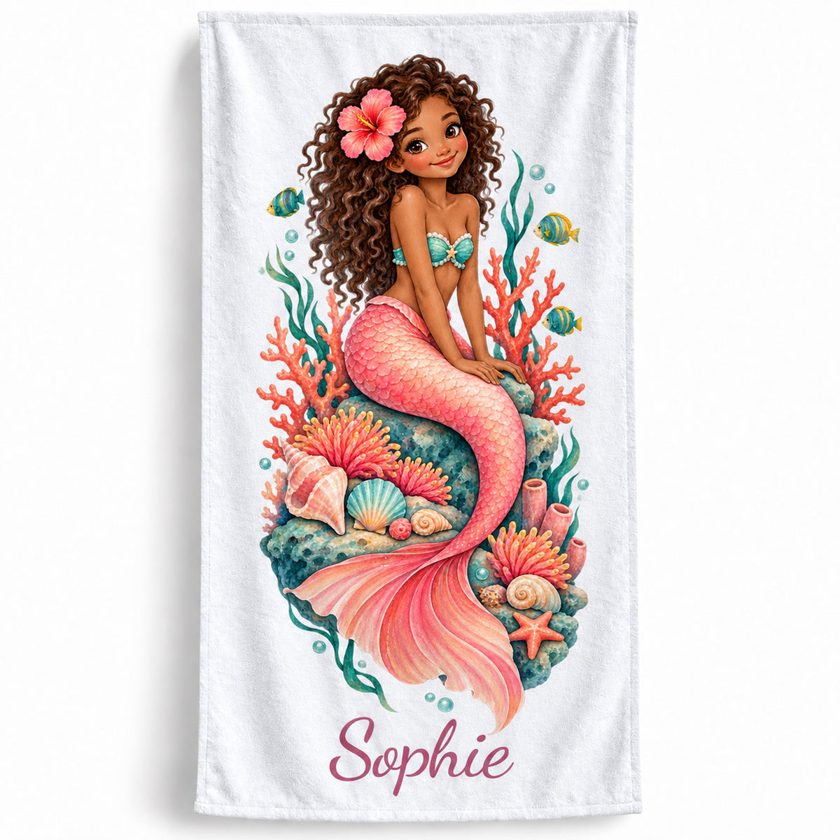 Weißes Handtuch mit Meerjungfrauenmotiv Korallengarten und Beispielname Sophie.