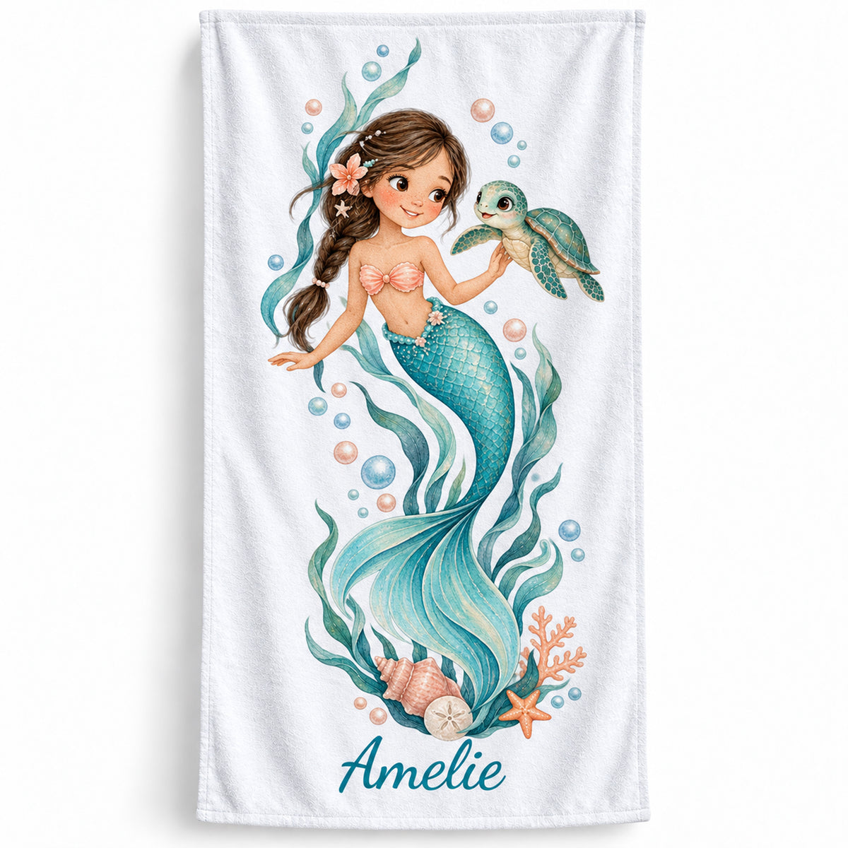 Weißes Handtuch mit Meerjungfrauenmotiv Schildkrötenreise und Beispielname Amelie.