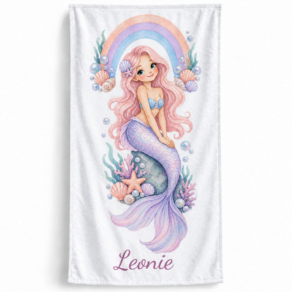 Weißes Handtuch mit Meerjungfrauenmotiv Regenbogenbucht und Beispielname Leonie.