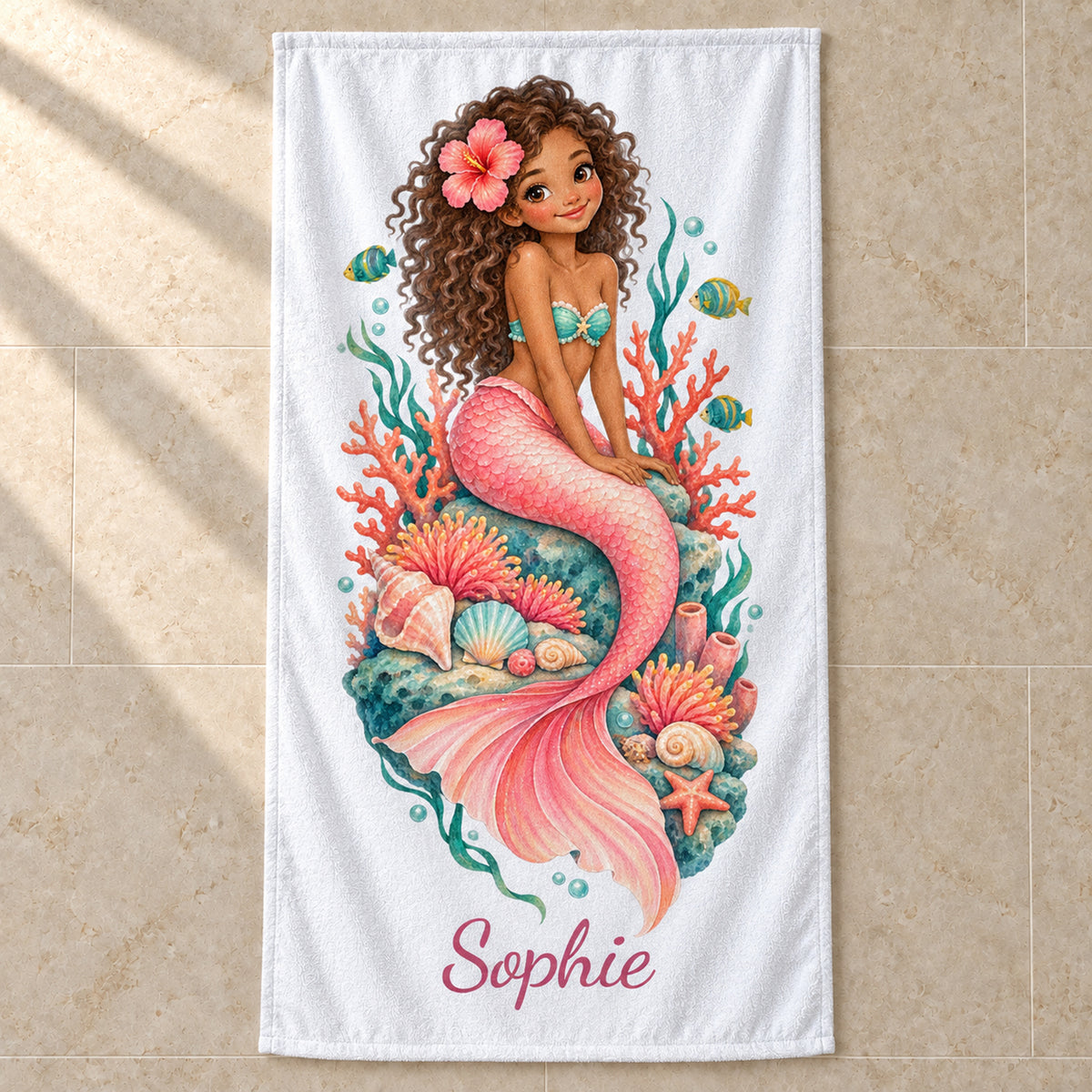 Personalisiertes Meerjungfrauen-Handtuch Korallengarten mit Name Sophie, im Badezimmer aufgehängt.