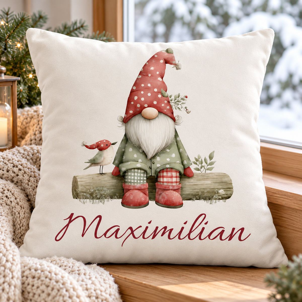 Weihnachtswichtel-Kissenbezug Wintervogel, 40 × 40 cm, mit Beispielname Maximilian: Wohnansicht.