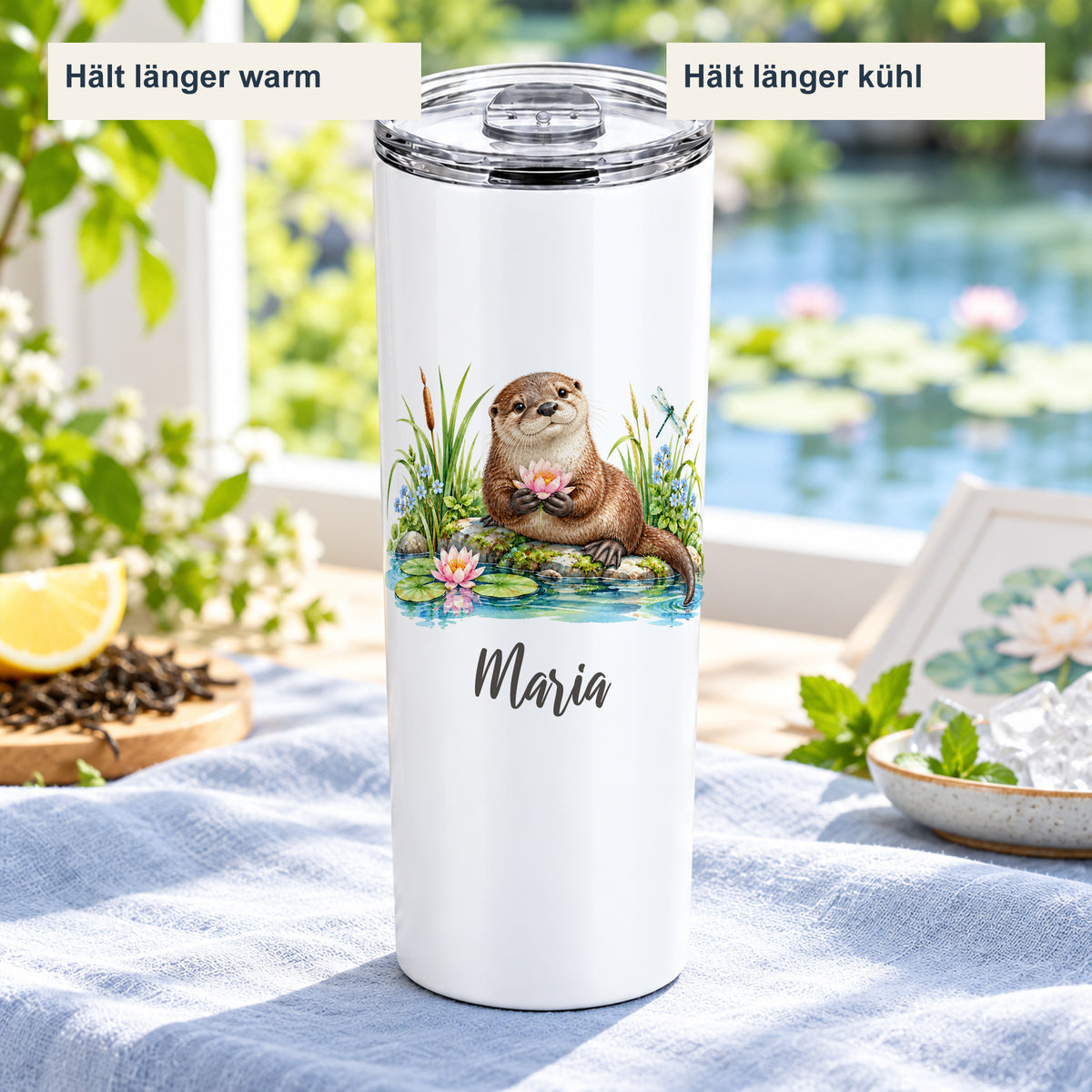 Thermobecher mit Otter-Motiv in einer sommerlichen Getränkeszene mit Hinweisen auf länger warme und länger kühle Getränke.