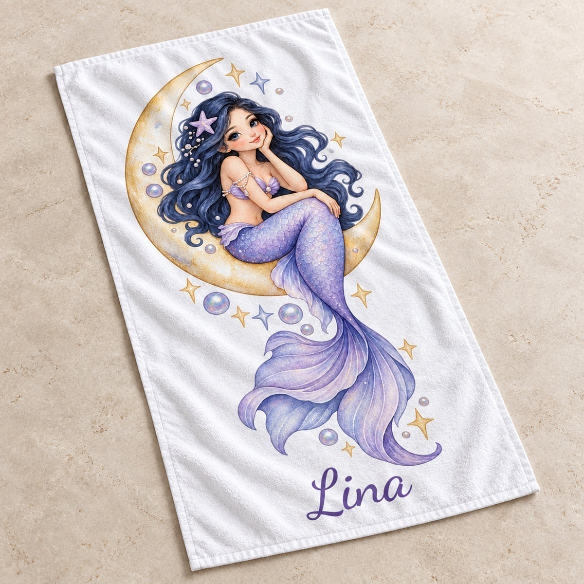 Handtuch mit Motiv Mondschein im Meer und Beispielname Lina, schräg von oben gezeigt.