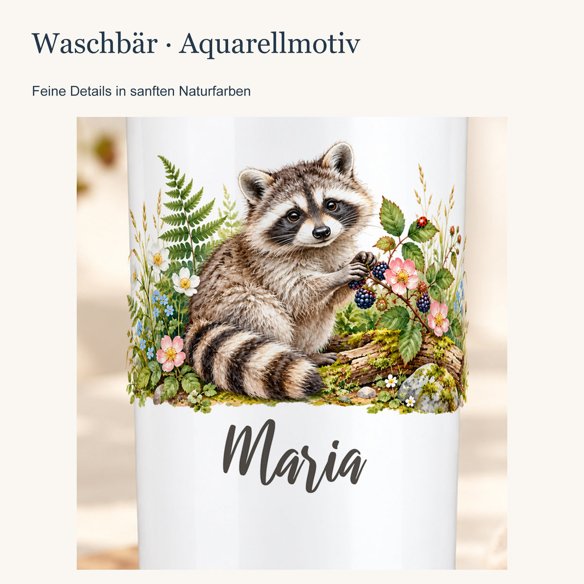 Nahaufnahme des Waschbär-Aquarellmotivs und des Wunschnamens auf dem weißen Thermobecher.