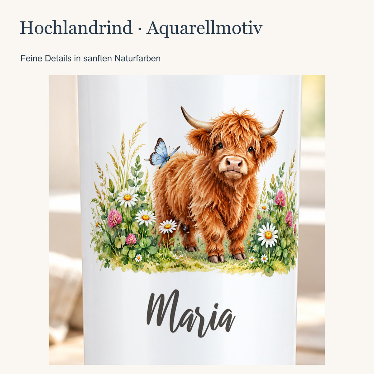 Nahaufnahme des Hochlandrind-Aquarellmotivs und des Wunschnamens auf dem weißen Thermobecher.
