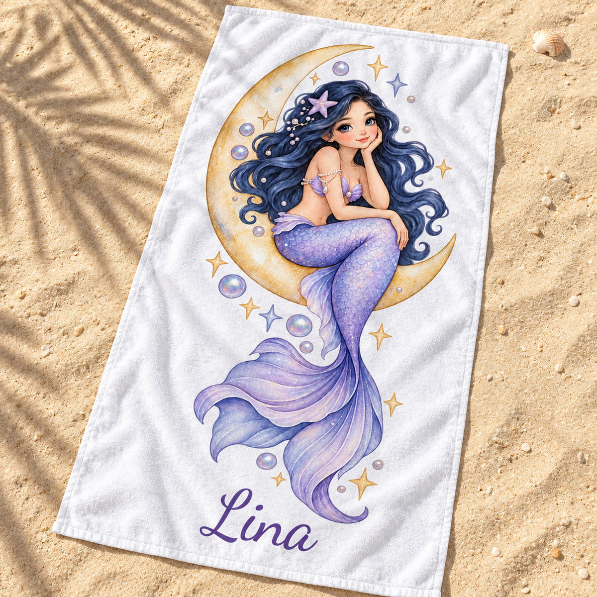 Handtuch mit Meerjungfrauenmotiv Mondschein im Meer und Beispielname Lina auf Sand am Strand.