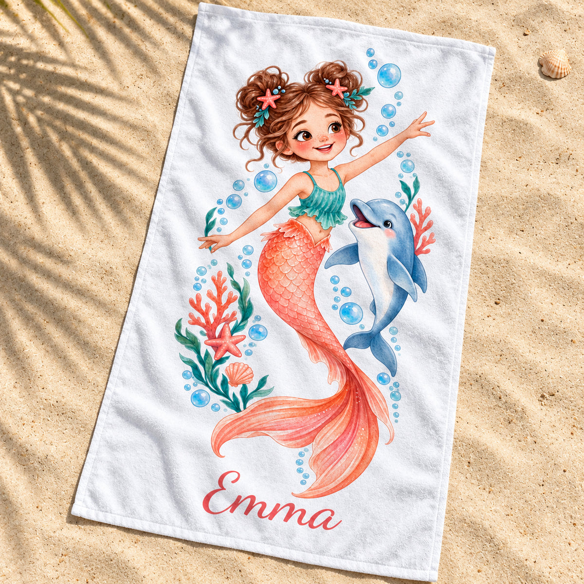 Handtuch mit Meerjungfrauenmotiv Delfinfreundin und Beispielname Emma auf Sand am Strand.