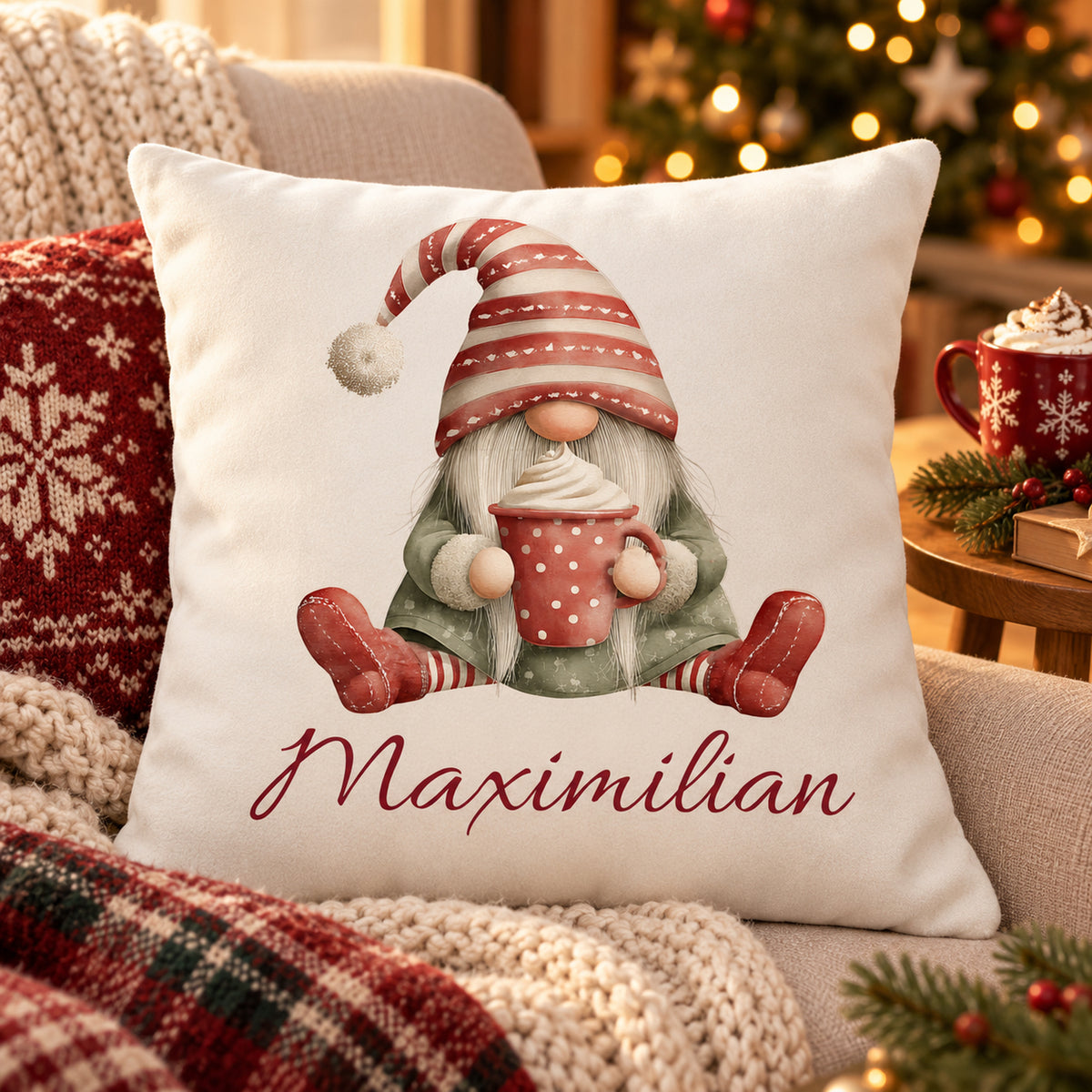 Weihnachtswichtel-Kissenbezug Kakaozeit, 40 × 40 cm, mit Beispielname Maximilian: Wohnszene.