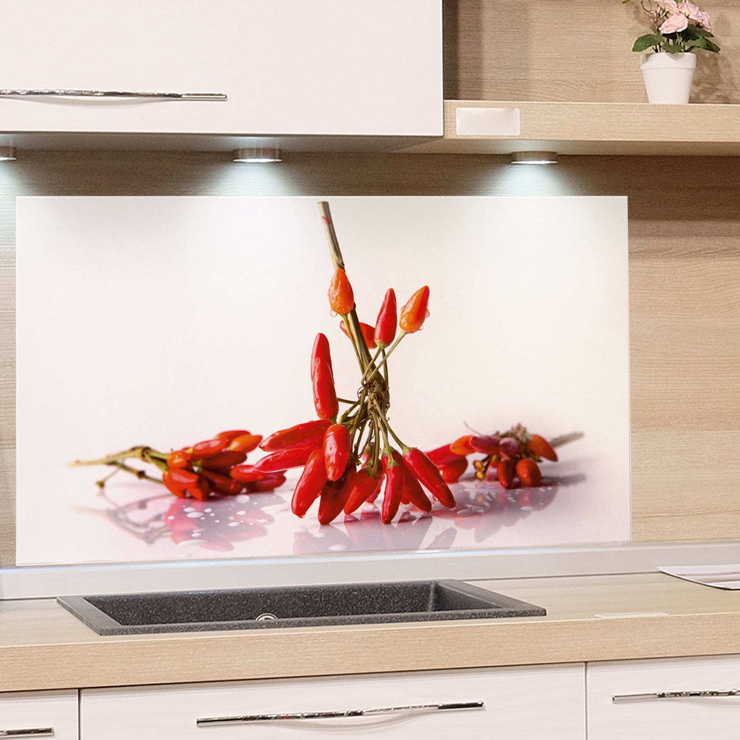 Rote Chilischoten auf hellem Hintergrund.