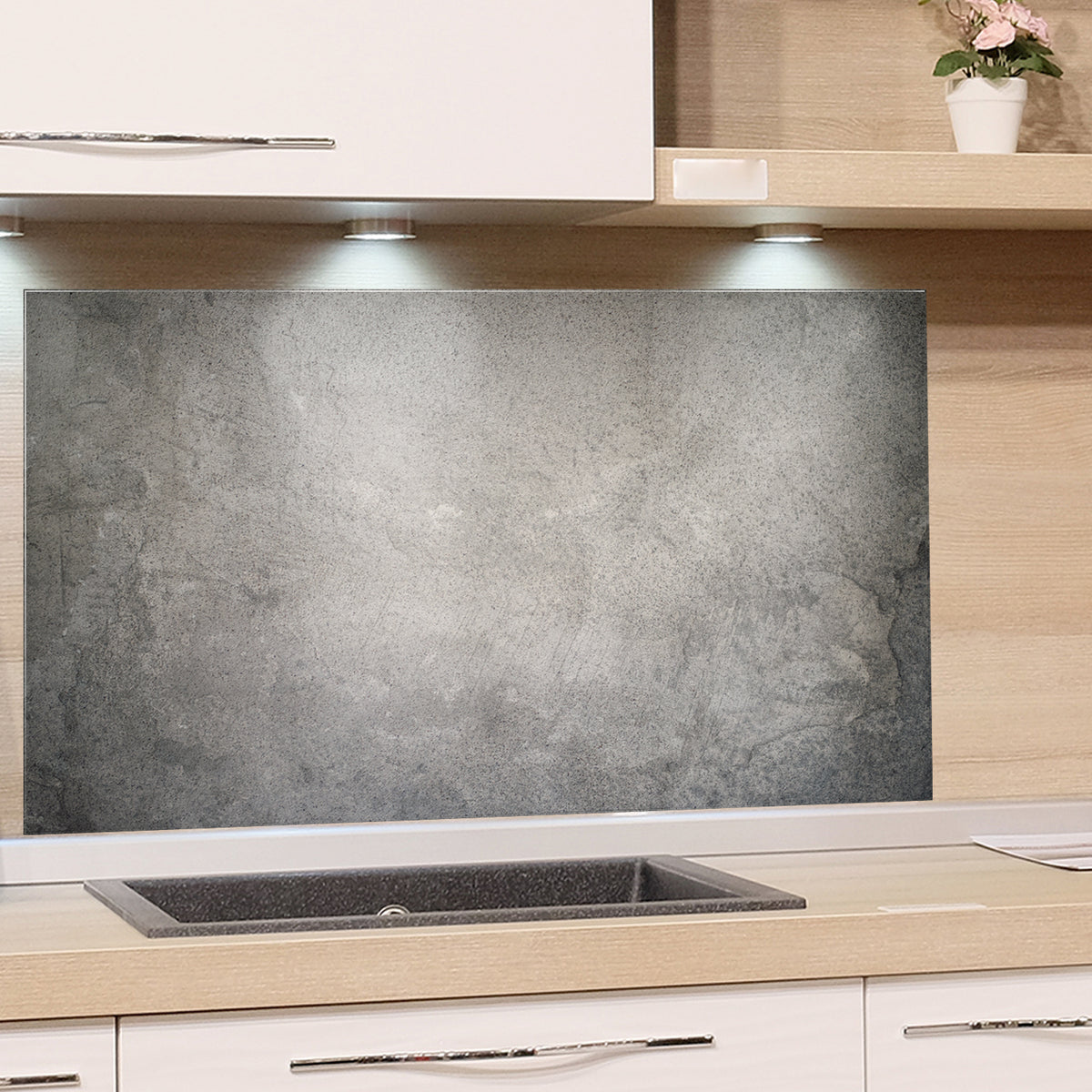 Graue Betonoptik als Rückwand in moderner Küche.