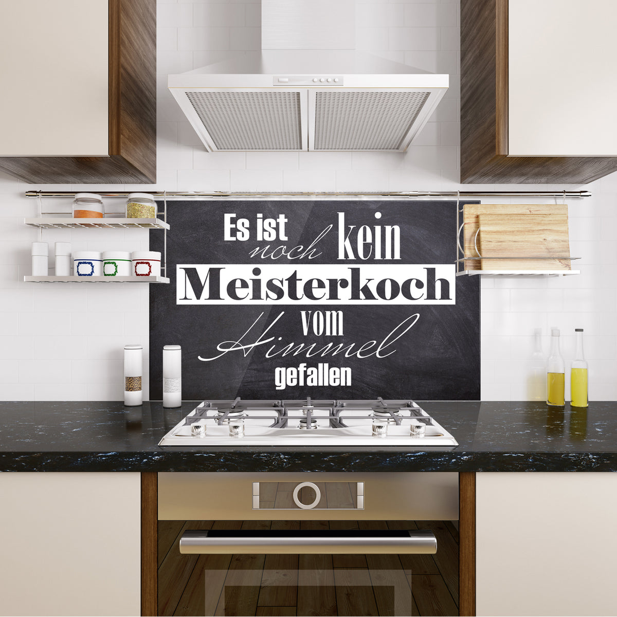Küchenrückwand Spritzschutz  Schwarze Küchenrückwand mit Spruch über Meisterköche.