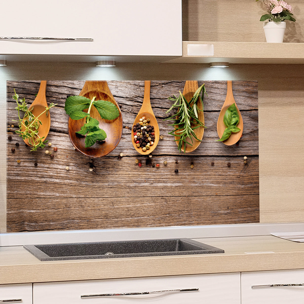Küchenrückwand mit Holzlöffeln und frischen Kräutern.
