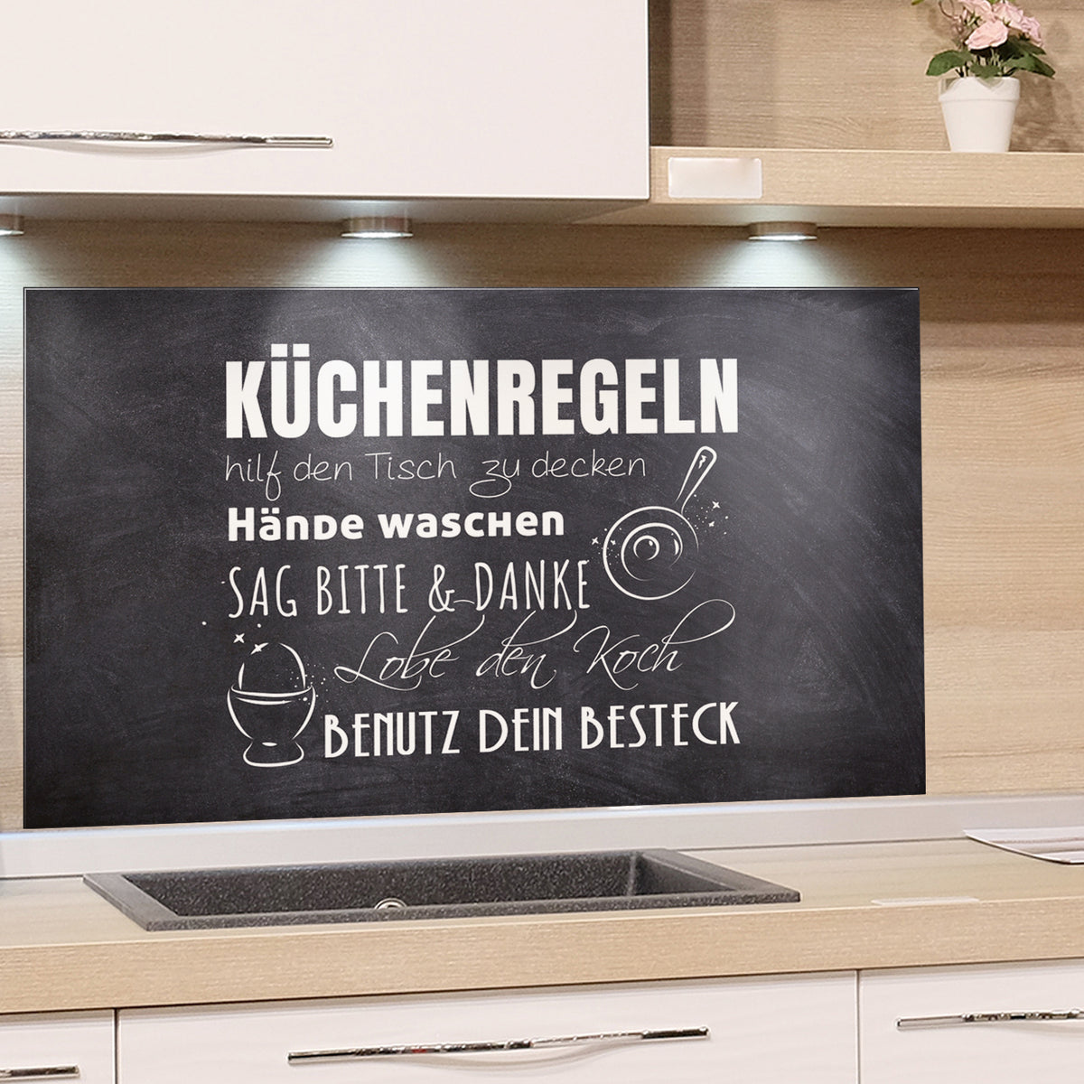 Küchenrückwand Spritzschutz mit Küchenregeln in weißer Schrift.