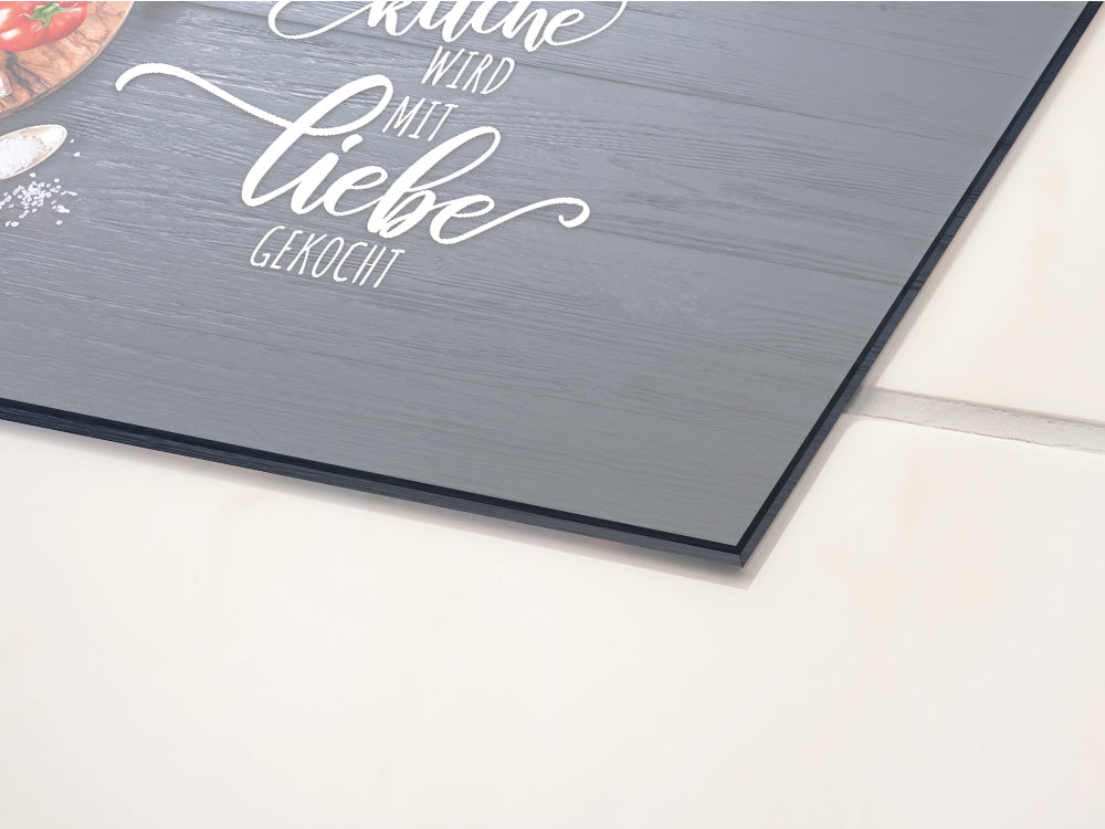 Graue Wanddekoration mit Schriftzug "Küche wird mit Liebe gekocht".