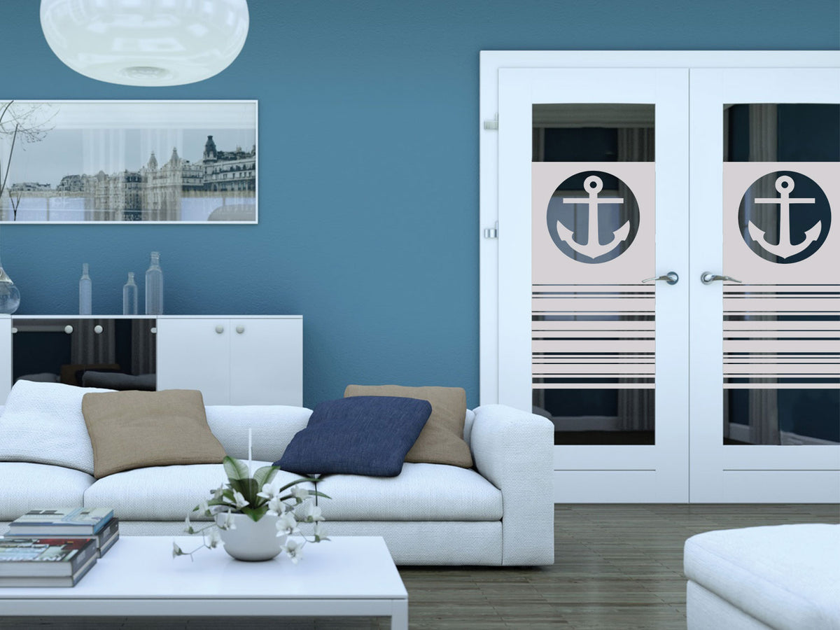 Schlichte weiße Couch mit blauen und braunen Kissen.