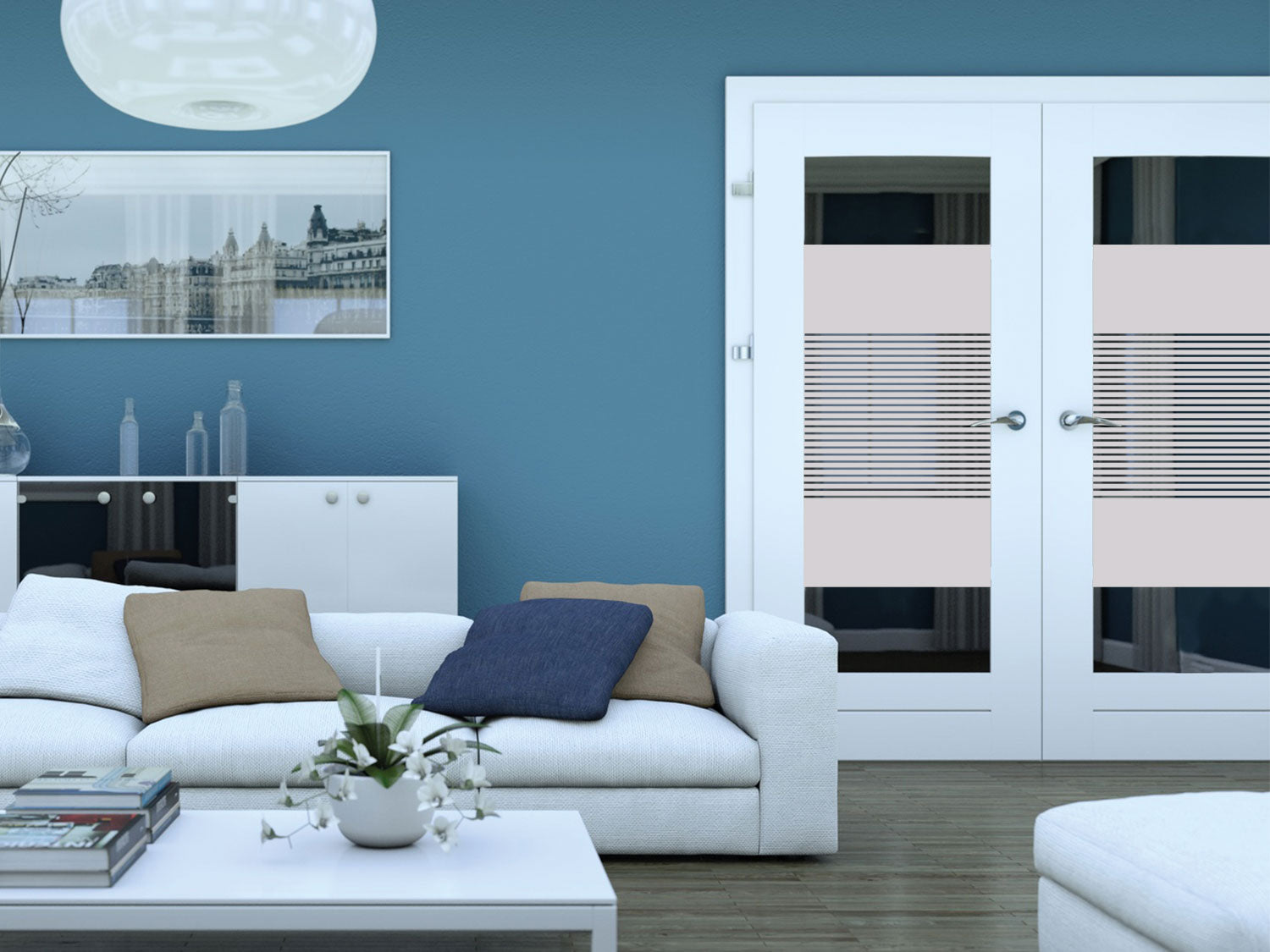 Helles Wohnzimmer mit weißen Möbeln und blauen Wänden.