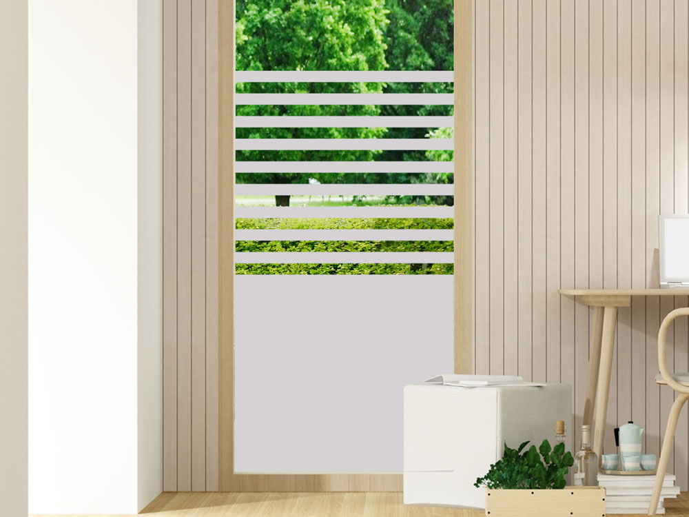 Glas-Schiebetür mit horizontalen Streifen, Holzrahmen, helles Interieur.